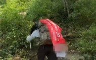 湖南一男子背40公斤蜜雪冰城上武功山售卖，当事人：背了四十杯左右，每杯15元