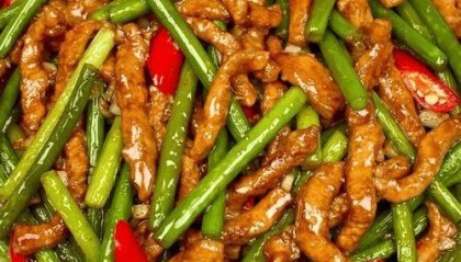 烹饪小技巧：如何炒出鲜嫩多汁的蒜苔炒肉