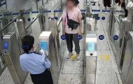 双胞胎长一模一样，弟弟偷用哥哥证件出境，会被识别出来吗？