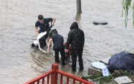 北京暴雨中，外卖小哥跌入2米深排水沟，幸亏旁边有消防员