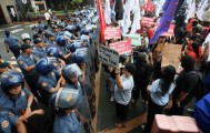 菲国内爆发动乱，民众抗议马科斯，军警出面镇压