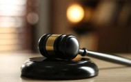硕士男打造精英人设，5年骗取情人1100万，宁坐12年的牢全转给老婆