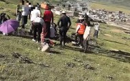 游客车钥匙被土拨鼠“叼走”，川西当地人挖洞帮忙找回