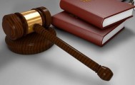 6岁男童在火车上起身时座椅回弹夹伤玩伴！伤者家属索赔5万元，法院判赔1369元