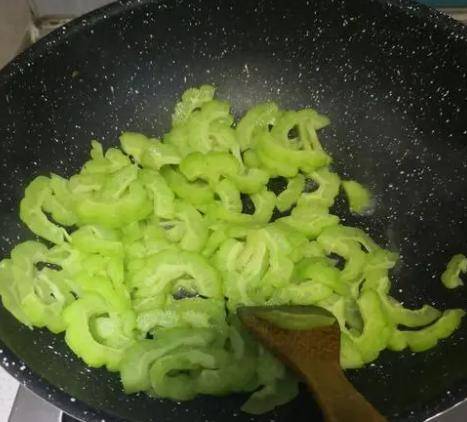 苦瓜怎么炒好吃又不苦？
