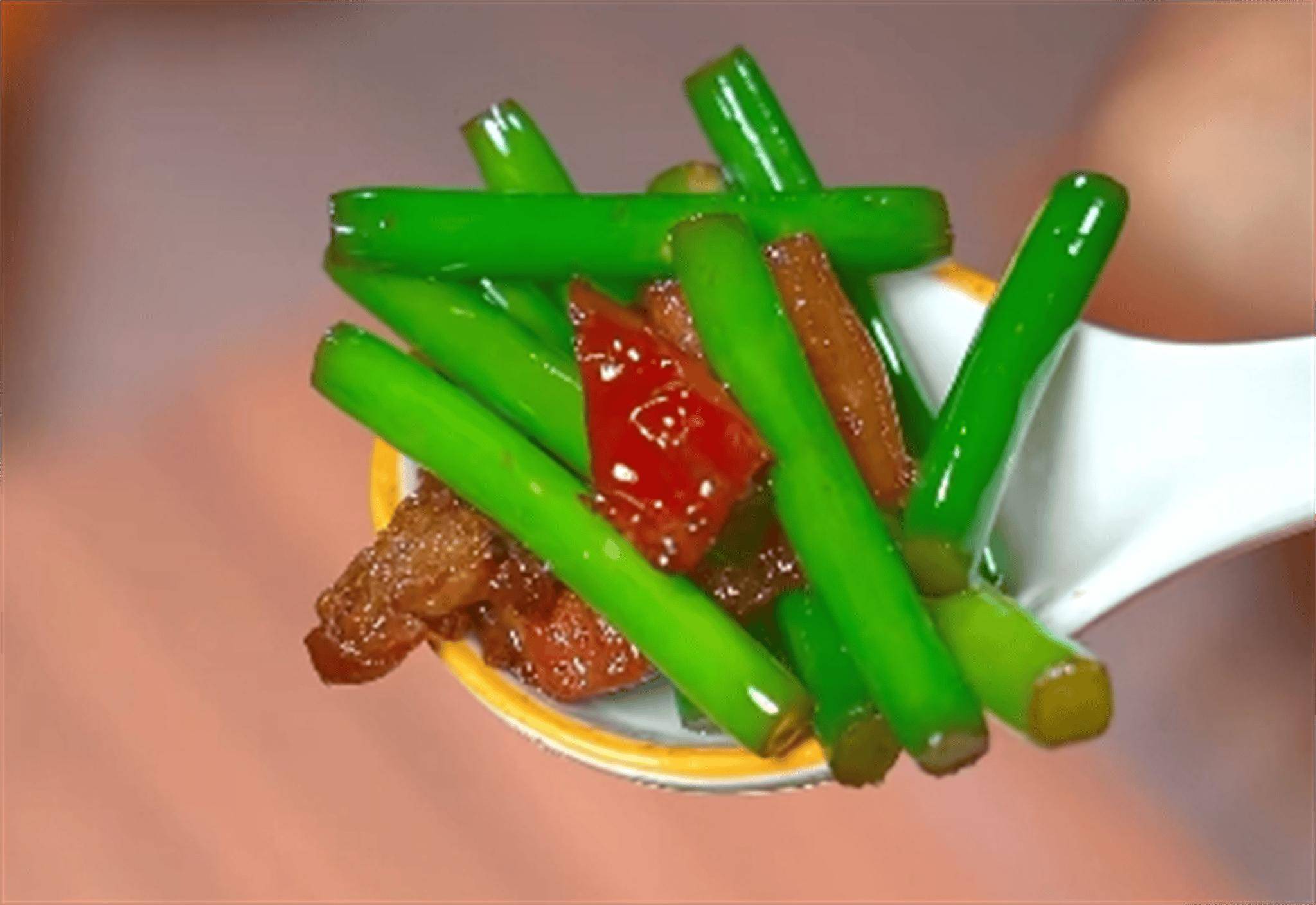 蒜苔炒肉怎么炒好吃？大厨教你做蒜苔炒肉，加了它味道大不同！