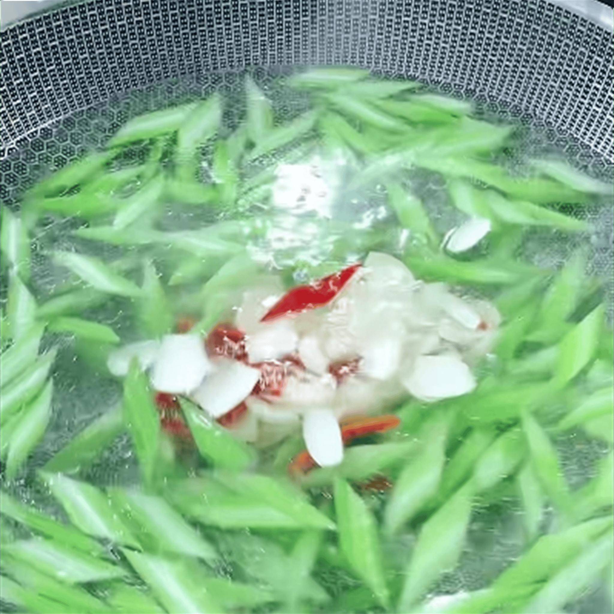 百合怎么炒好吃家常做法？大厨教你百合炒芹菜，一学就会！