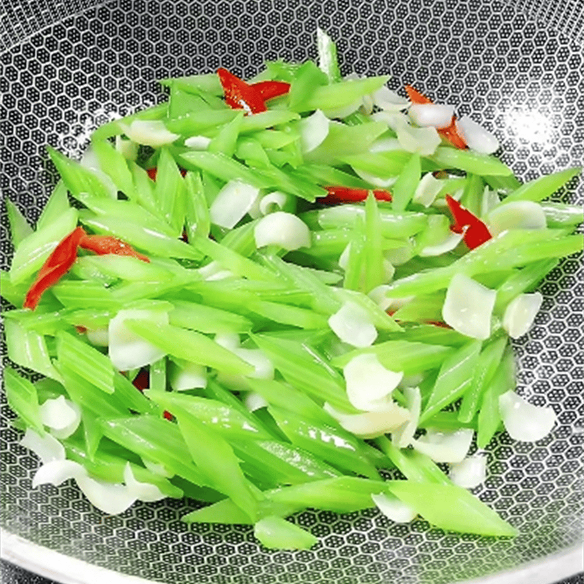 百合怎么炒好吃家常做法？大厨教你百合炒芹菜，一学就会！