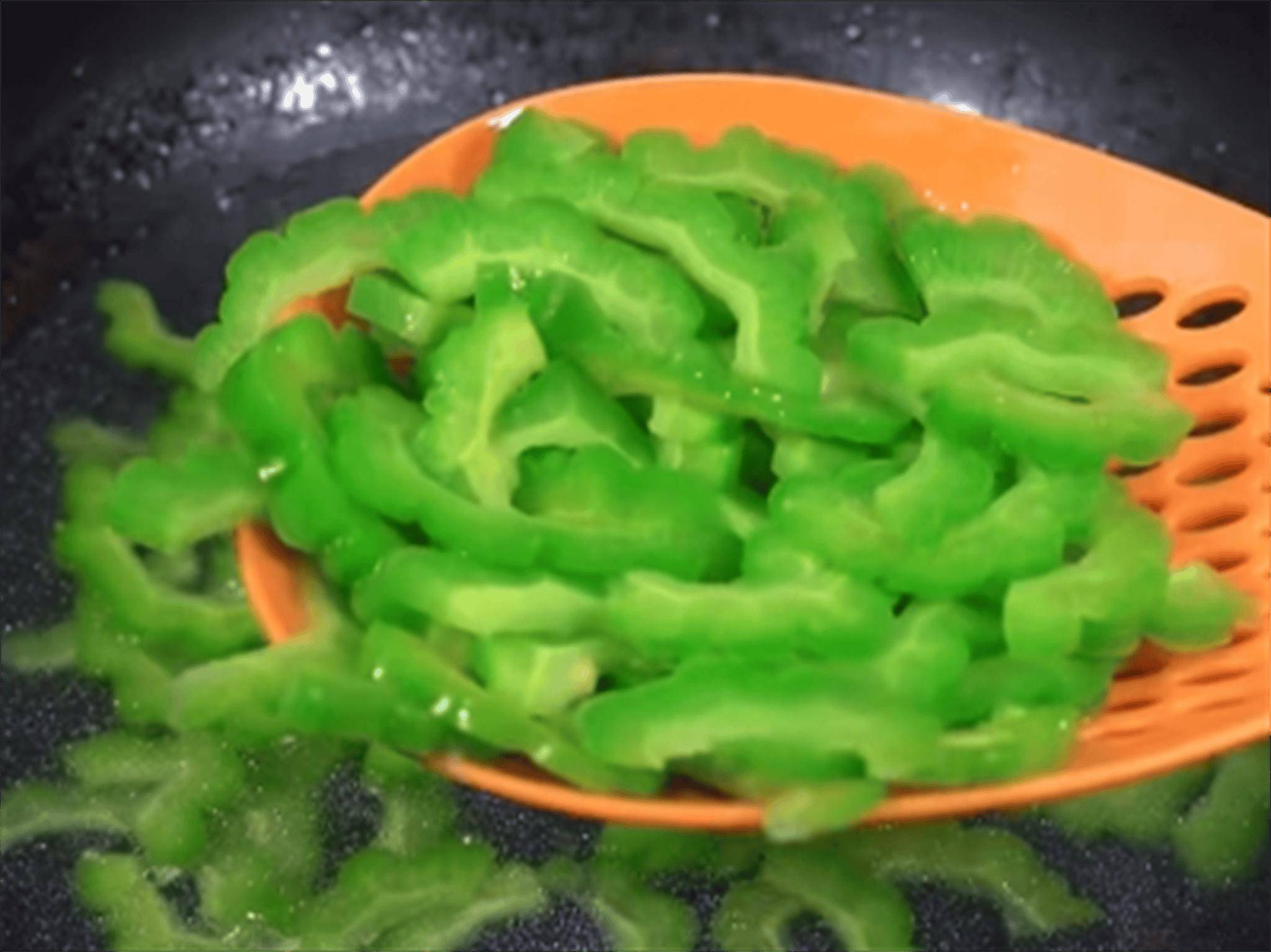 鸡蛋炒苦瓜怎么炒才好吃，秘制绝招！清爽不苦，美味升级的秘籍