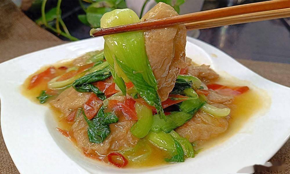 炒青菜怎么炒好吃，很多人都弄不明白，看完油菜炒油面筋就知道了