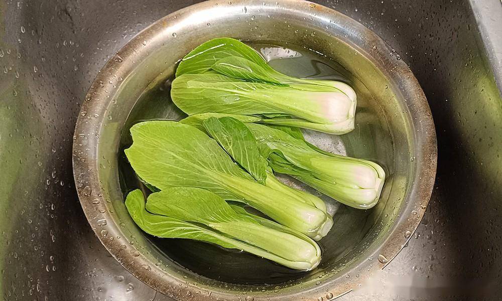 炒青菜怎么炒好吃，很多人都弄不明白，看完油菜炒油面筋就知道了