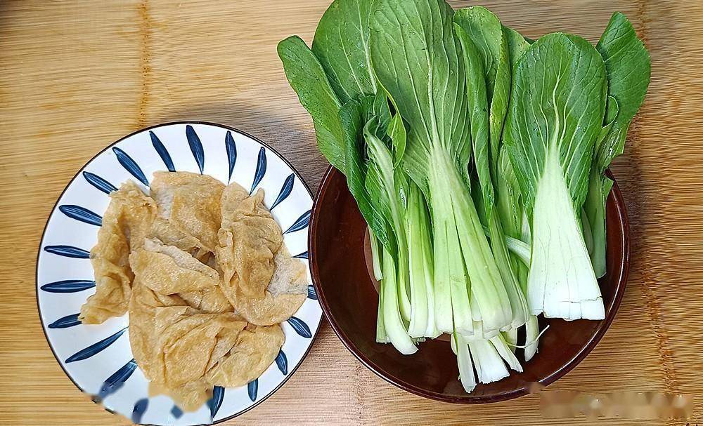 炒青菜怎么炒好吃，很多人都弄不明白，看完油菜炒油面筋就知道了