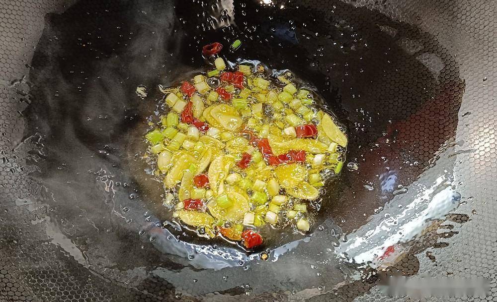 炒青菜怎么炒好吃，很多人都弄不明白，看完油菜炒油面筋就知道了