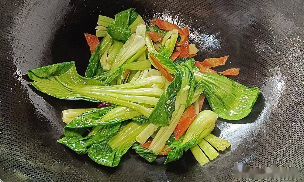 炒青菜怎么炒好吃，很多人都弄不明白，看完油菜炒油面筋就知道了