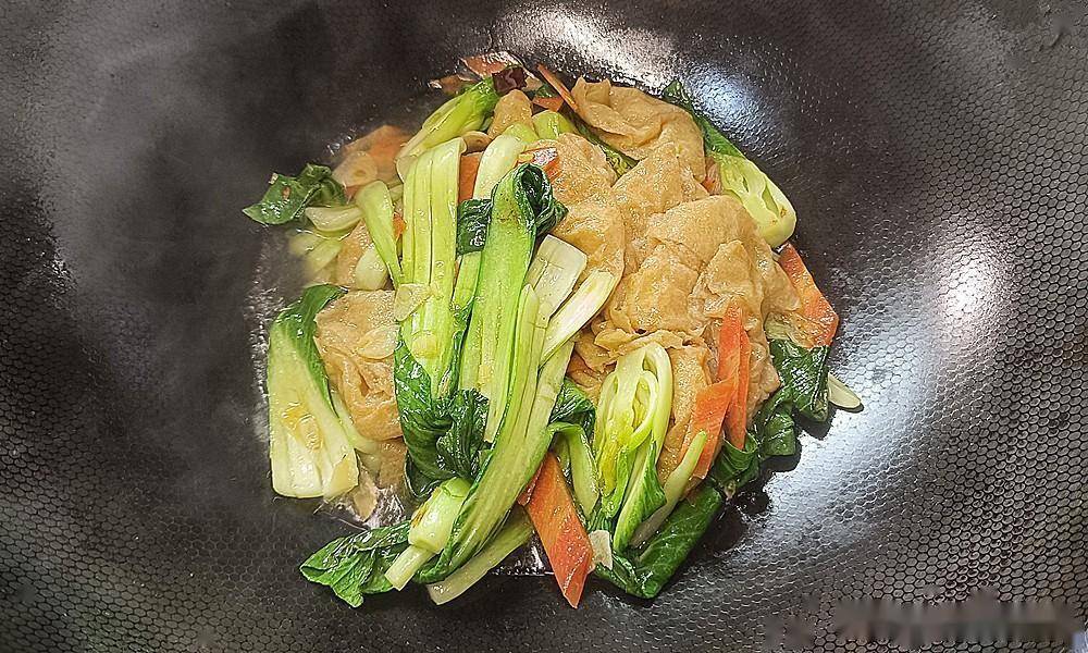 炒青菜怎么炒好吃，很多人都弄不明白，看完油菜炒油面筋就知道了