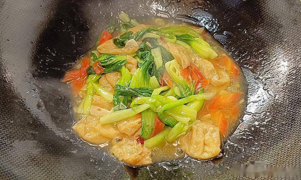 炒青菜怎么炒好吃，很多人都弄不明白，看完油菜炒油面筋就知道了
