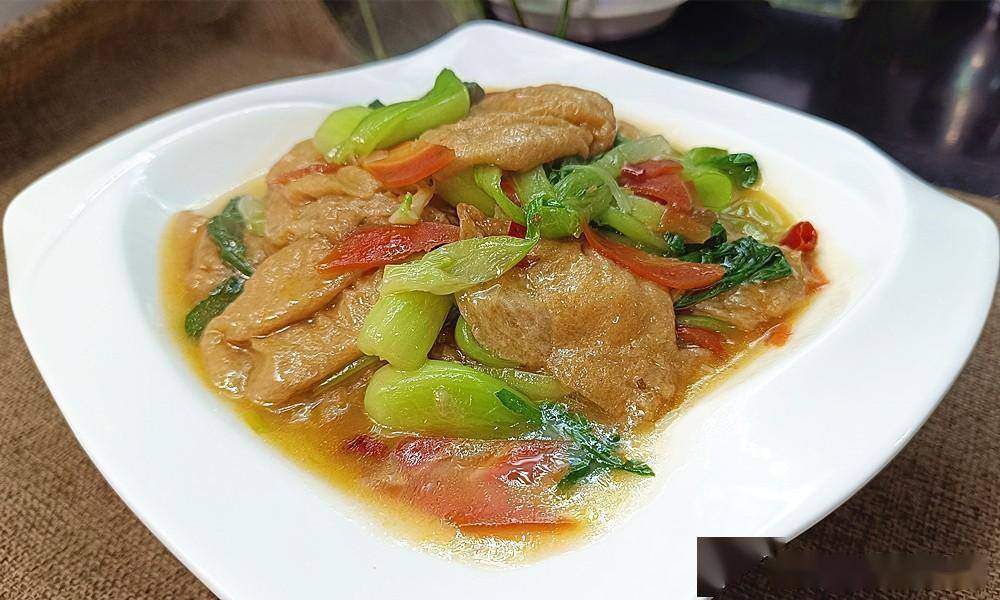 炒青菜怎么炒好吃，很多人都弄不明白，看完油菜炒油面筋就知道了