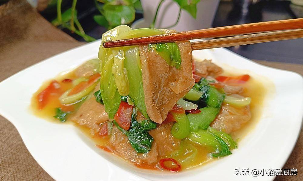 炒青菜怎么炒好吃，很多人都弄不明白，看完油菜炒油面筋就知道了