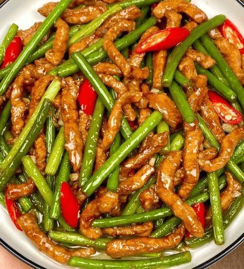 烹饪小技巧：如何炒出鲜嫩多汁的蒜苔炒肉