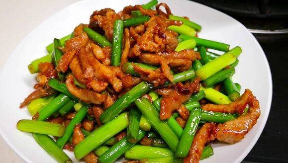烹饪小技巧：如何炒出鲜嫩多汁的蒜苔炒肉