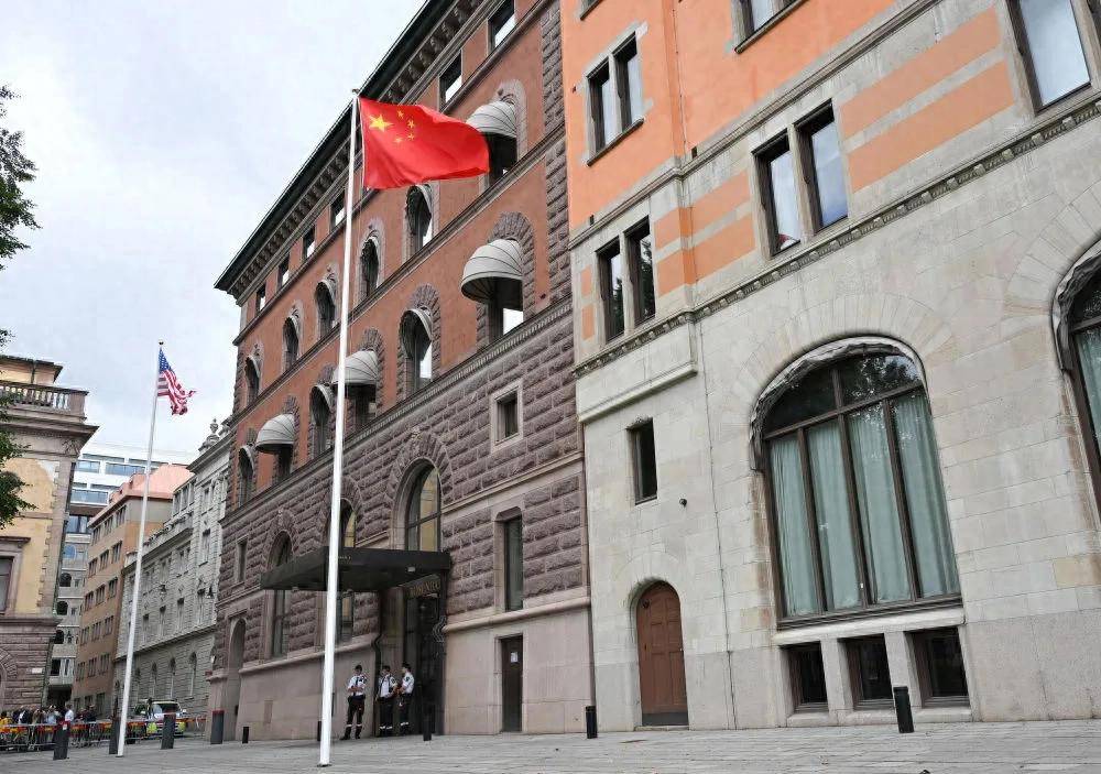中美刚入座谈判，华盛顿就传噩耗，美国两党联手，逼中方付出代价