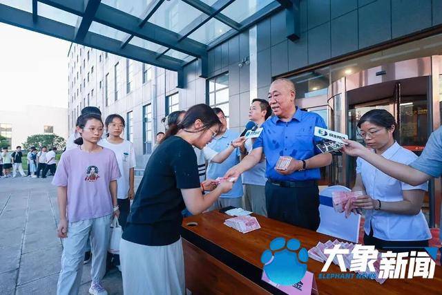 全网最爱发钱的河南老板崔培军：近七成利润分给员工，去年发了1.7亿元