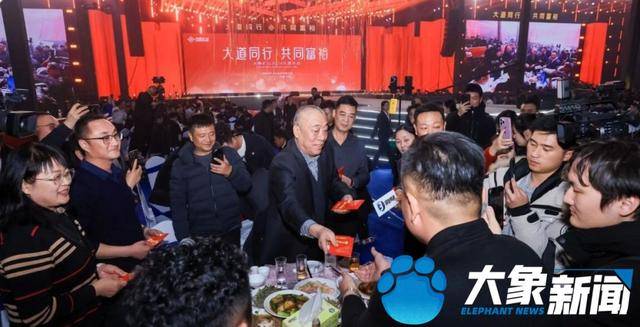 全网最爱发钱的河南老板崔培军：近七成利润分给员工，去年发了1.7亿元