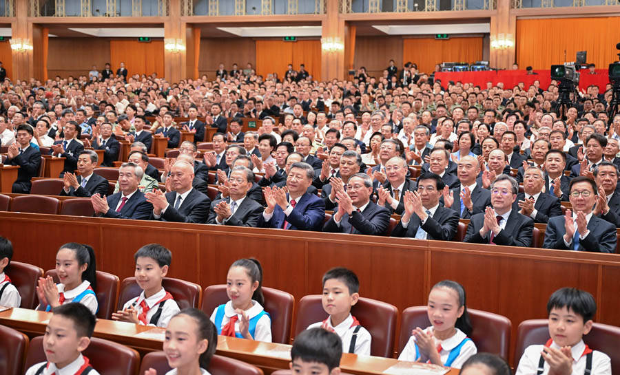 纪念中国人民抗日战争暨世界反法西斯战争胜利80周年文艺晚会《正义必胜》在京隆重举行 习近平等出席观看